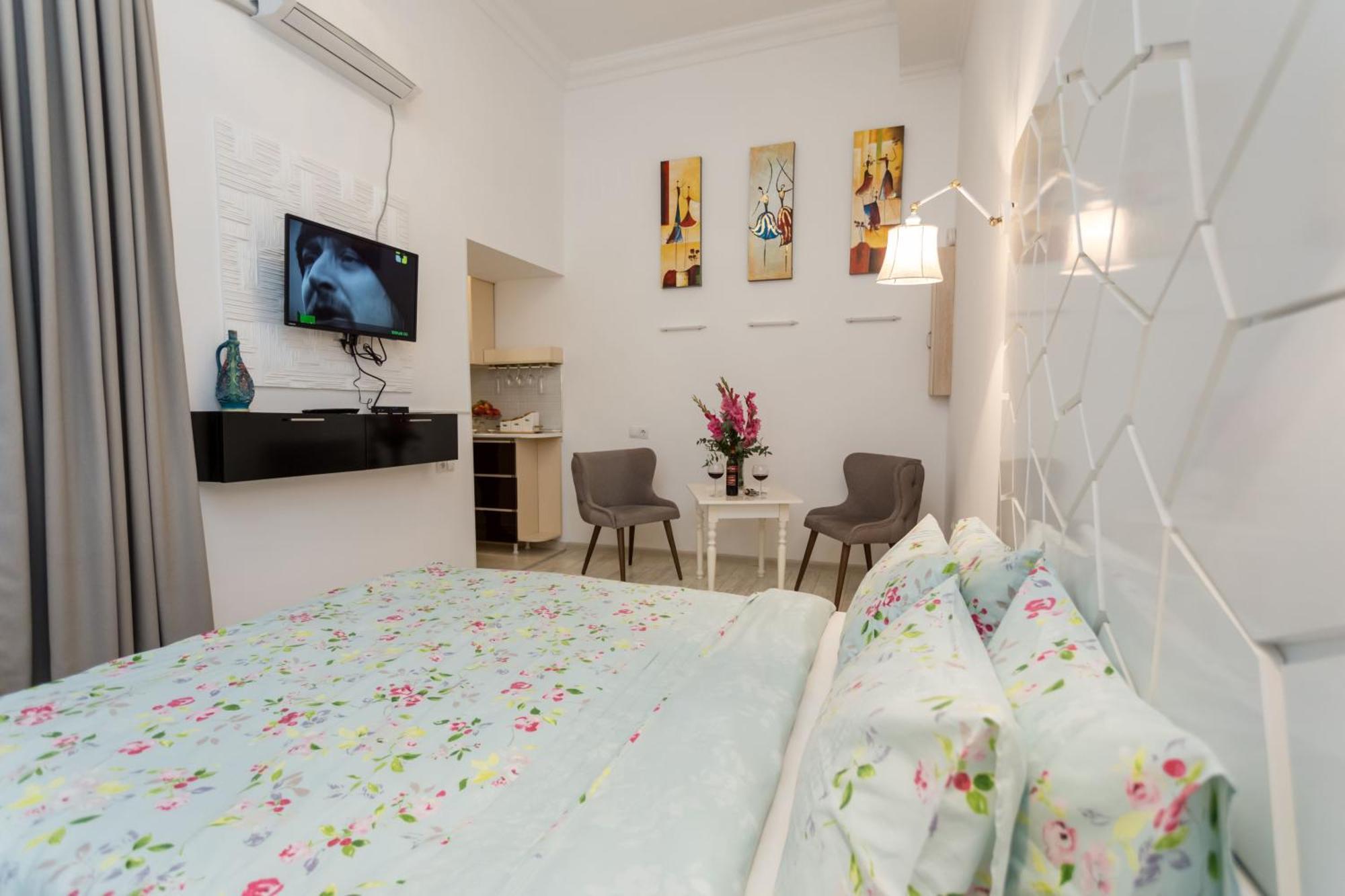 Old Tbilisi Trio Apartments ภายนอก รูปภาพ