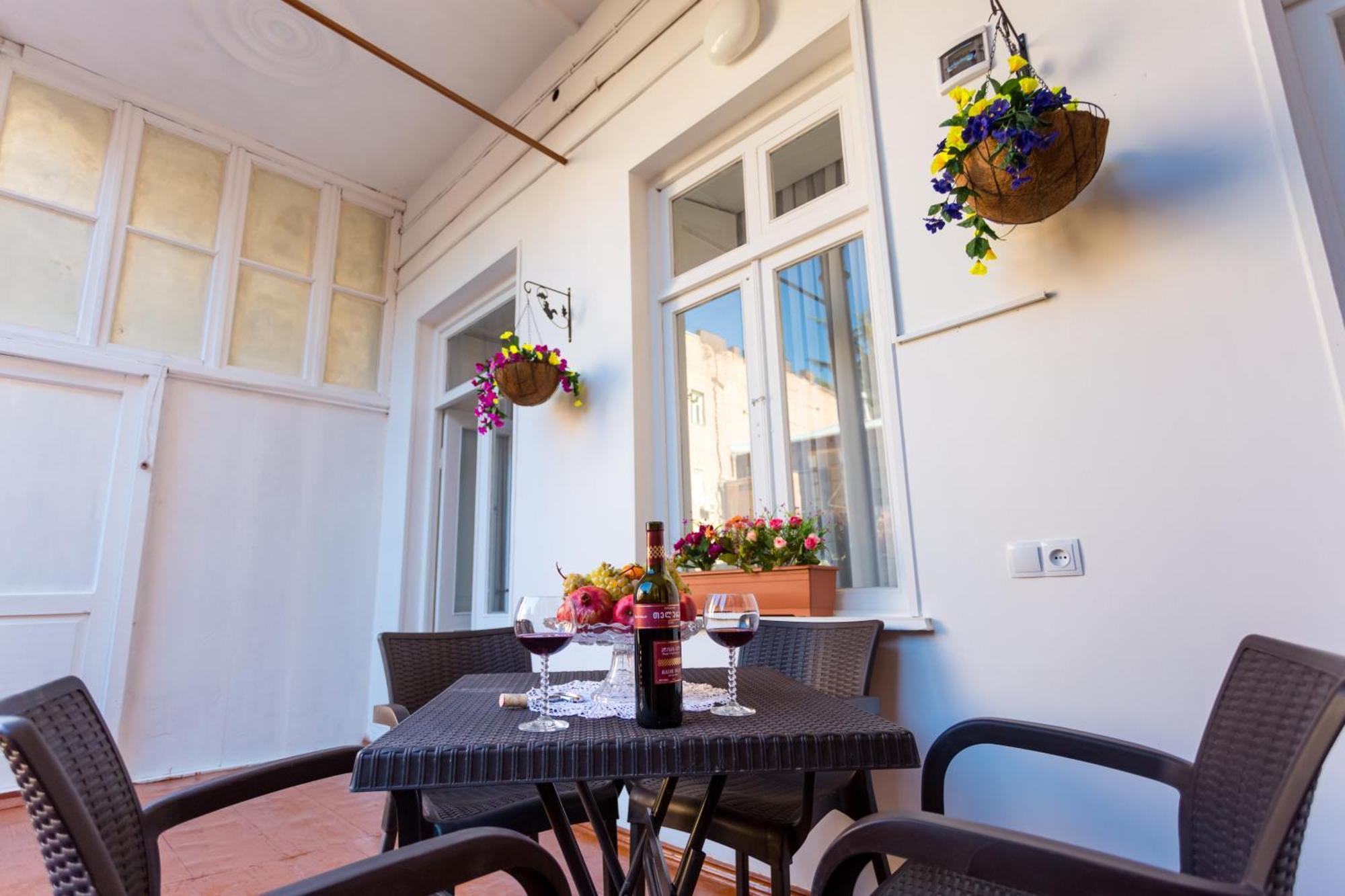 Old Tbilisi Trio Apartments ภายนอก รูปภาพ