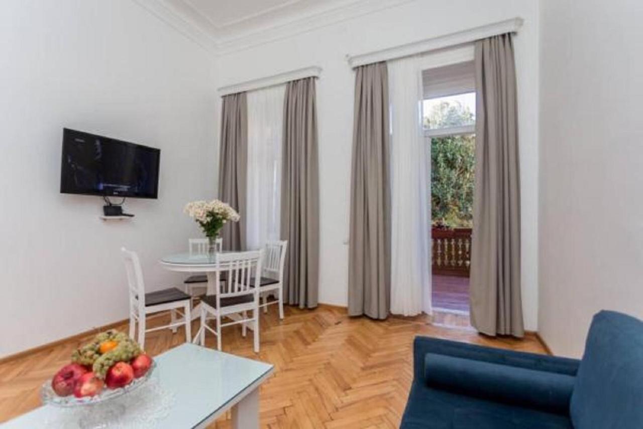 Old Tbilisi Trio Apartments ภายนอก รูปภาพ