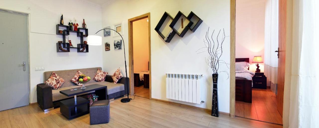 Old Tbilisi Trio Apartments ภายนอก รูปภาพ