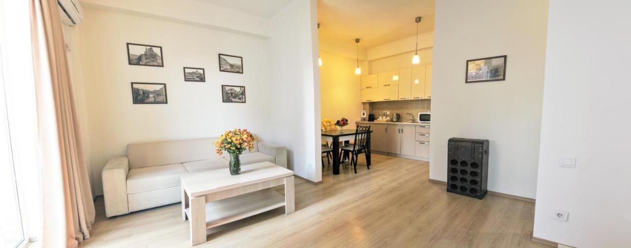 Old Tbilisi Trio Apartments ภายนอก รูปภาพ